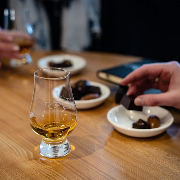 Réservez la visite guidée de la distillerie Raasay avec chocolat et whisky.