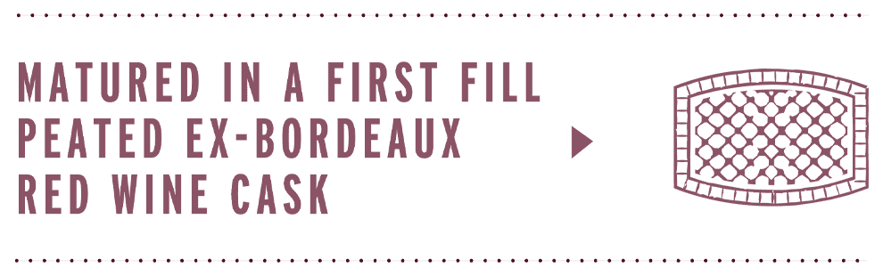 Vieilli dans un ancien fût de vin rouge de Bordeaux, spiritueux tourbé, de premier remplissage.